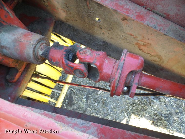 image for item DC2758 1986 New Holland 853  round baler