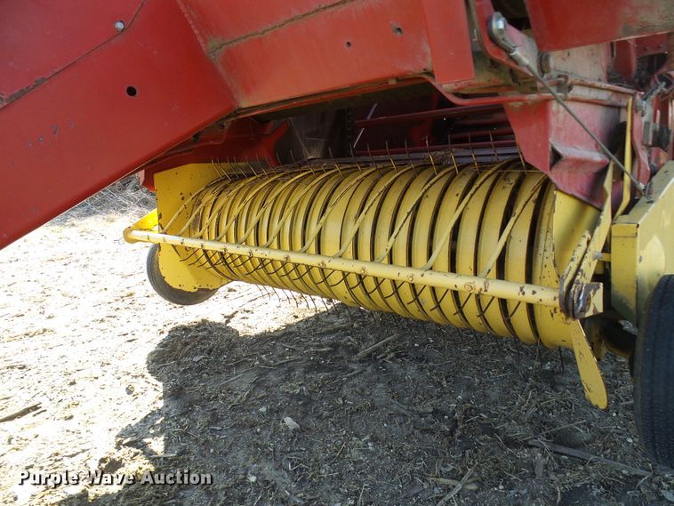 image for item DC2758 1986 New Holland 853  round baler