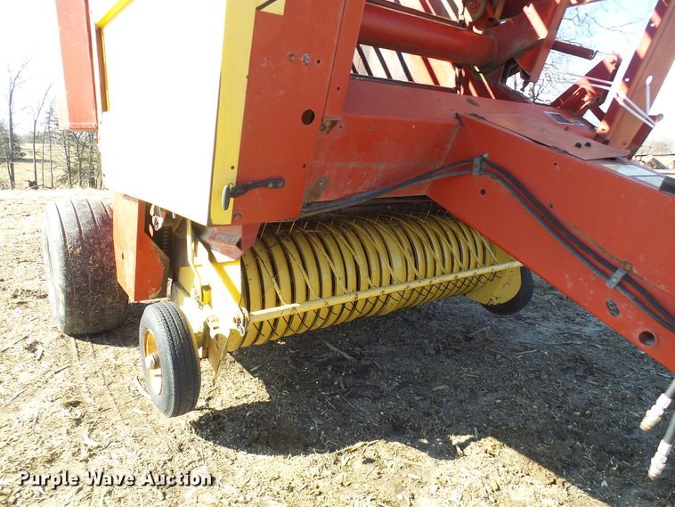 image for item DC2758 1986 New Holland 853  round baler