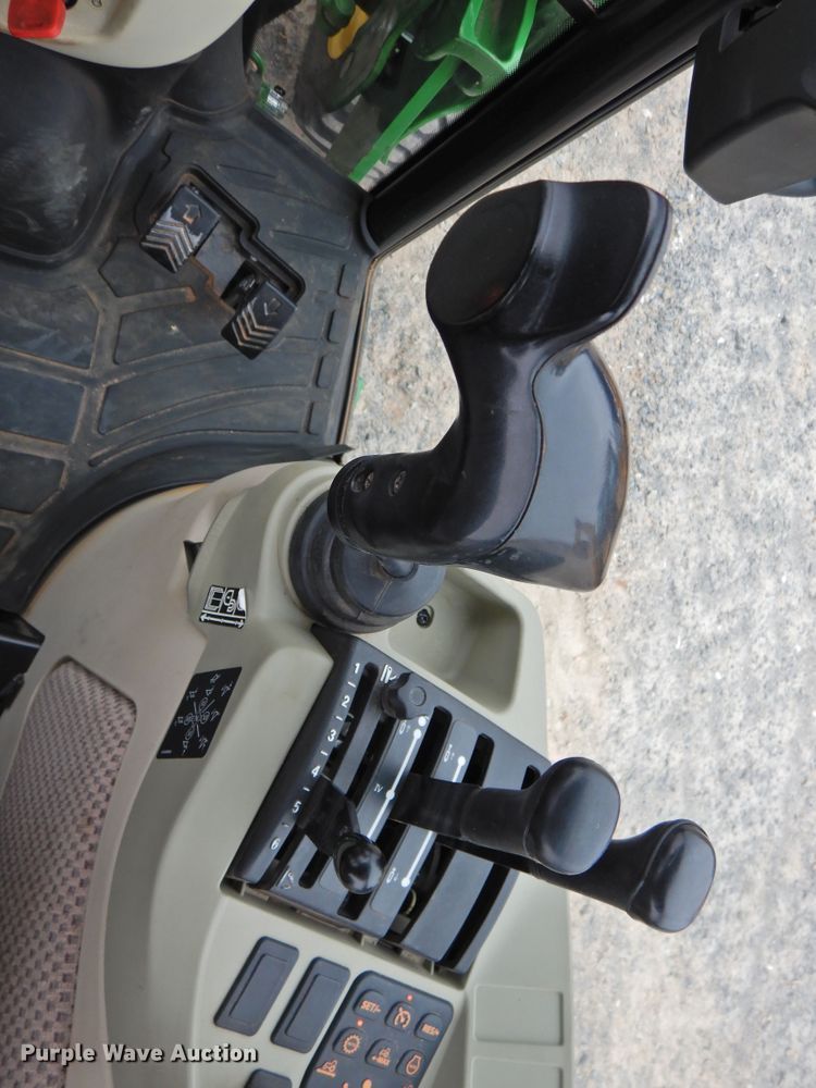 image for item DG1612 2017 John Deere 4052R  MFWD tractor