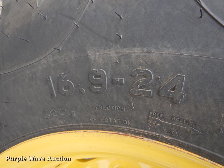 image for item DG1612 2017 John Deere 4052R  MFWD tractor