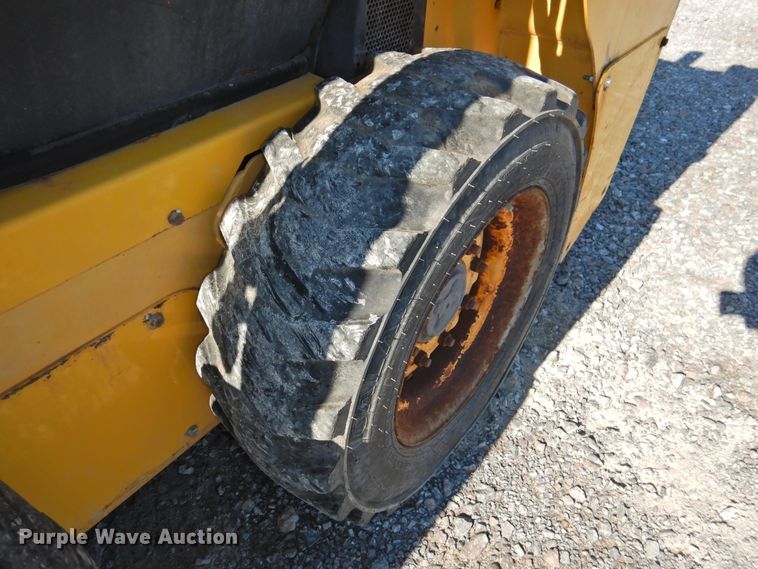 image for item DG1635 New Holland L213  skid steer loader