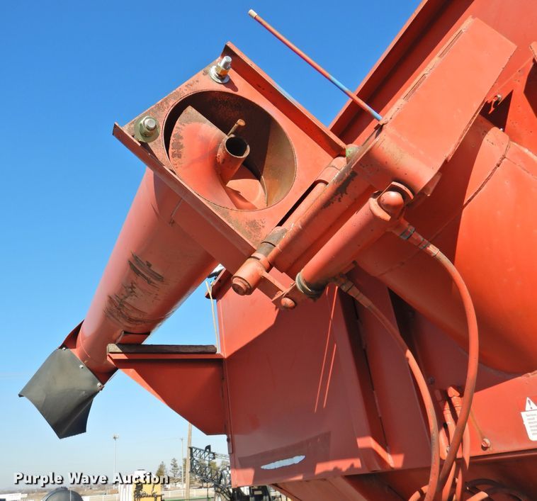 image for item DG1636 UFT 500SA  grain cart