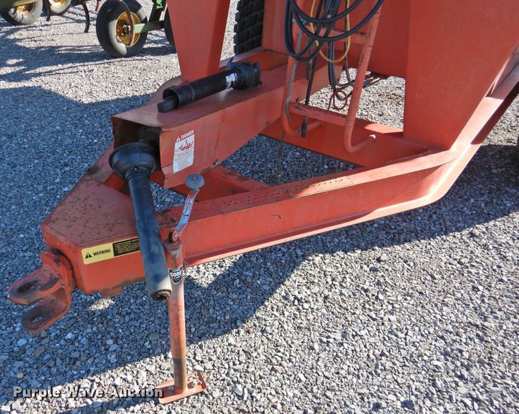 image for item DG1636 UFT 500SA  grain cart