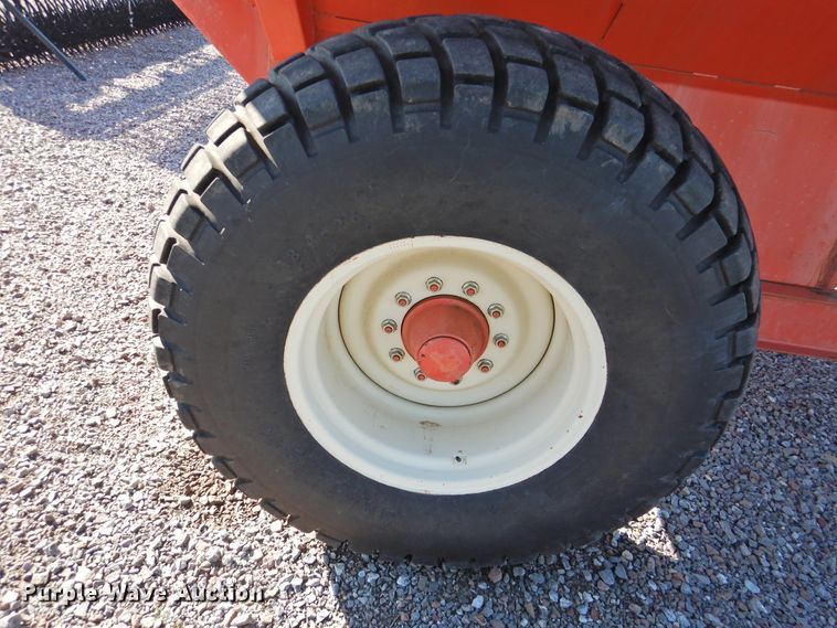 image for item DG1636 UFT 500SA  grain cart