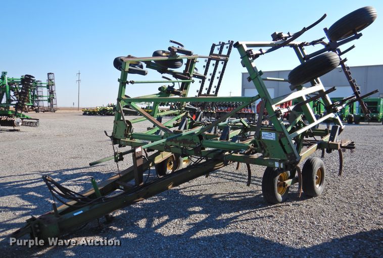 image for item DG1637 John Deere 610  chisel