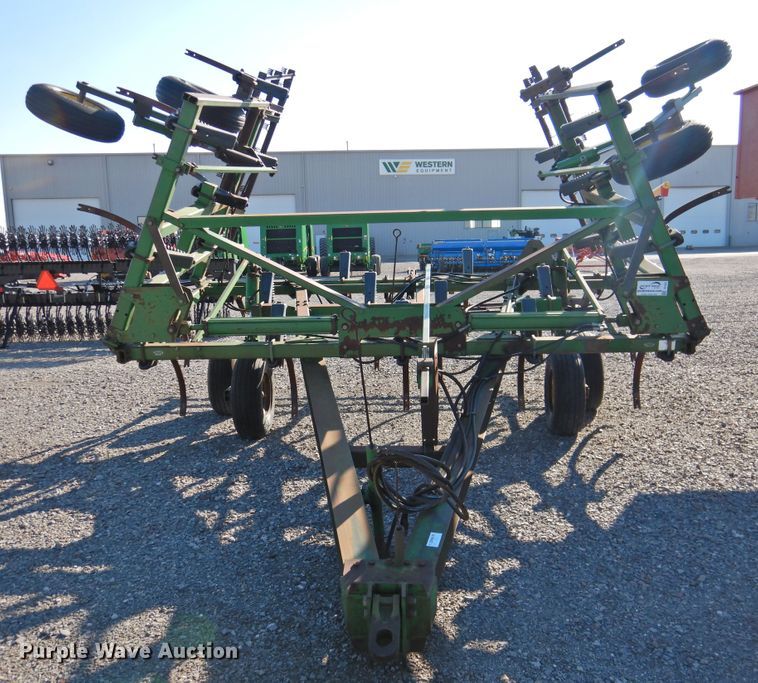 image for item DG1637 John Deere 610  chisel