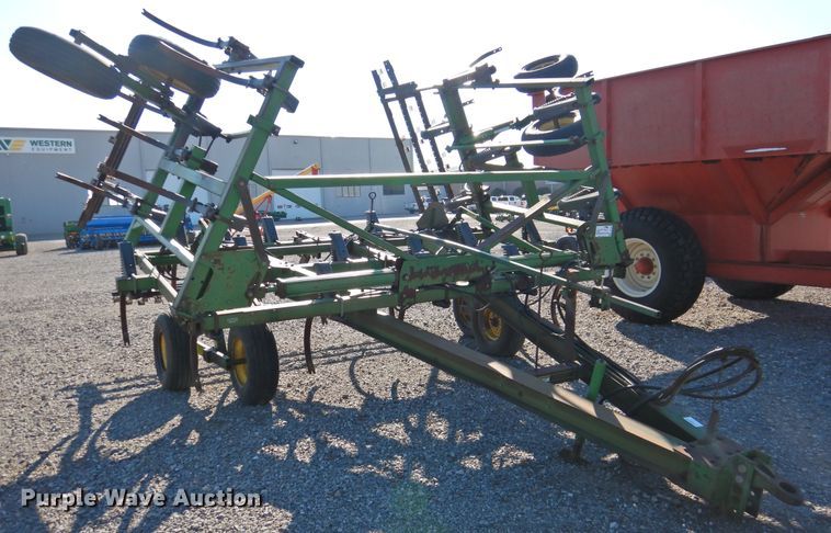 image for item DG1637 John Deere 610  chisel