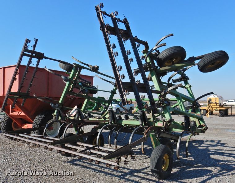 image for item DG1637 John Deere 610  chisel