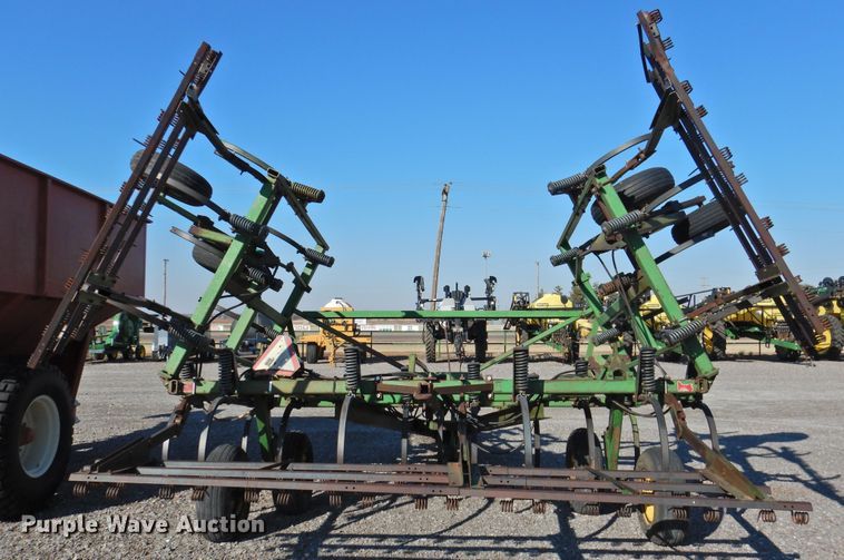 image for item DG1637 John Deere 610  chisel