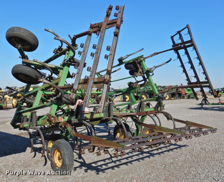 image for item DG1637 John Deere 610  chisel