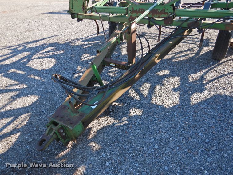 image for item DG1637 John Deere 610  chisel