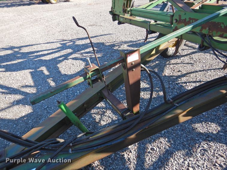 image for item DG1637 John Deere 610  chisel