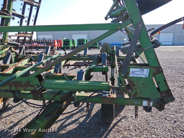 image for item DG1637 John Deere 610  chisel