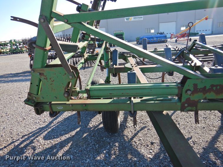 image for item DG1637 John Deere 610  chisel