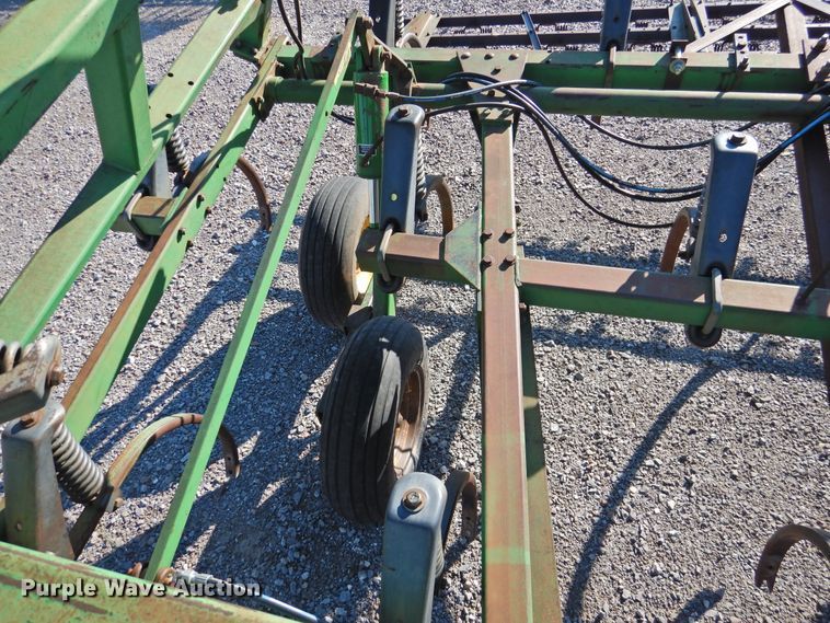 image for item DG1637 John Deere 610  chisel