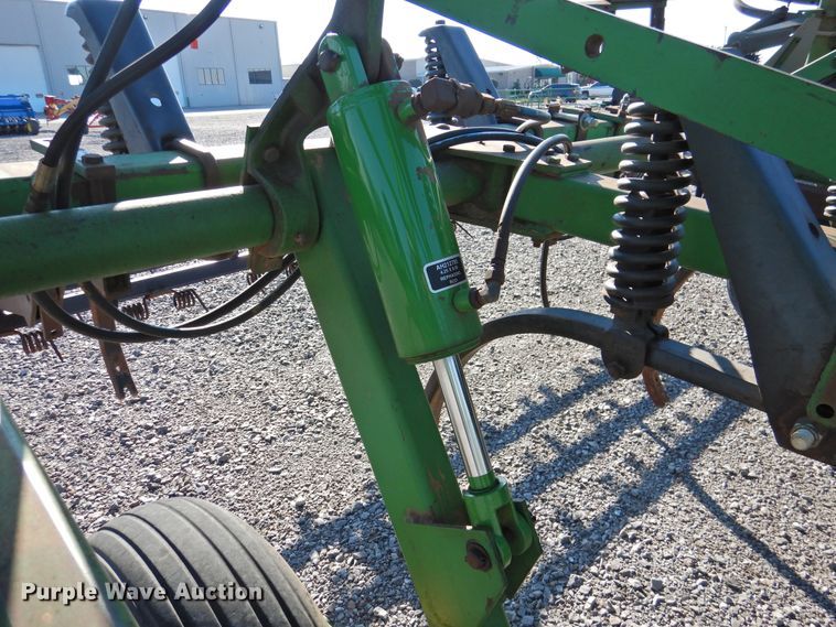 image for item DG1637 John Deere 610  chisel