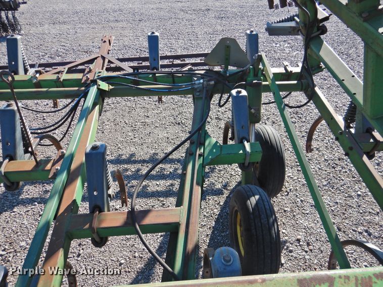 image for item DG1637 John Deere 610  chisel