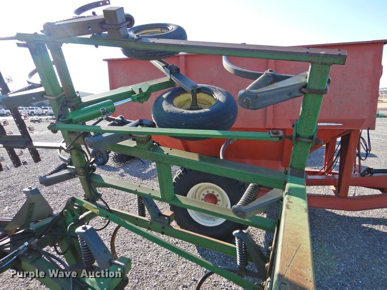 image for item DG1637 John Deere 610  chisel