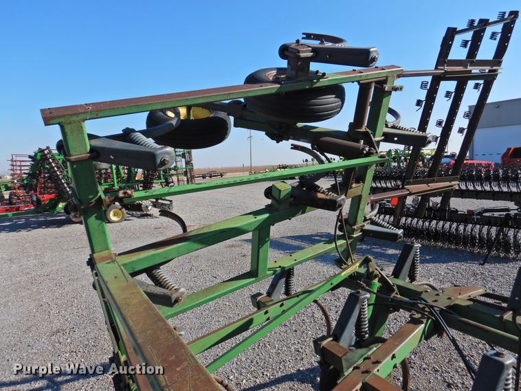 image for item DG1637 John Deere 610  chisel