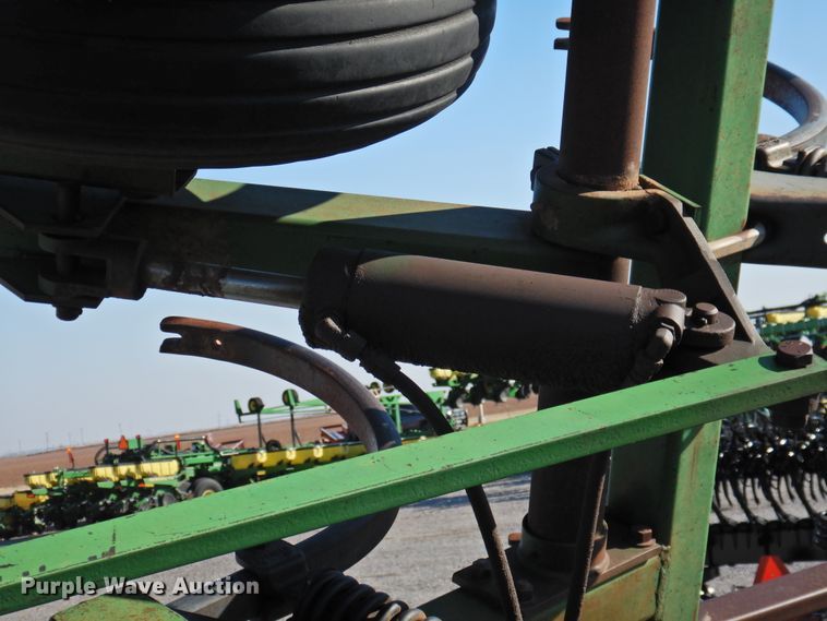 image for item DG1637 John Deere 610  chisel