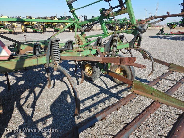 image for item DG1637 John Deere 610  chisel