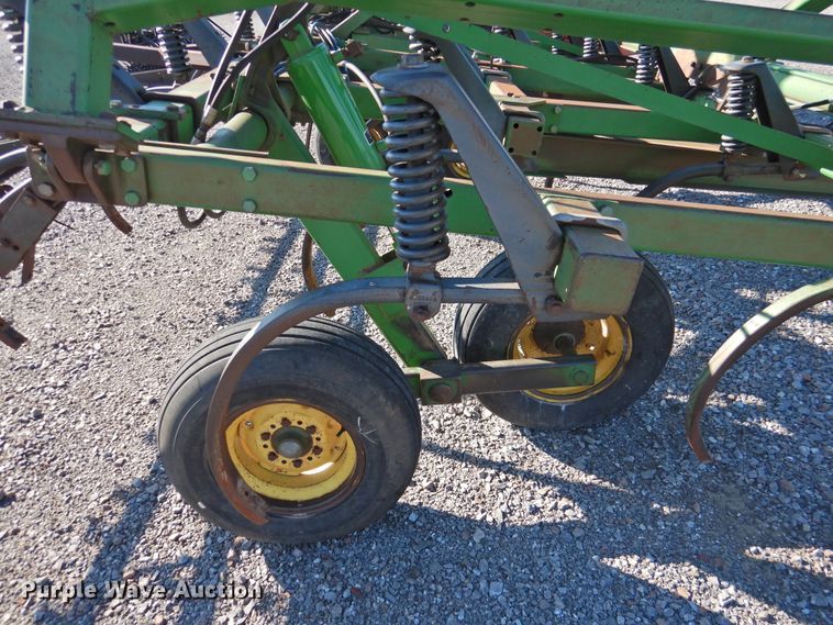 image for item DG1637 John Deere 610  chisel