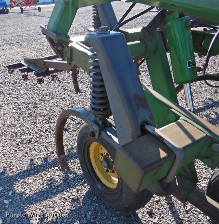 image for item DG1637 John Deere 610  chisel