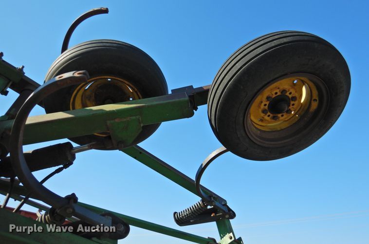 image for item DG1637 John Deere 610  chisel