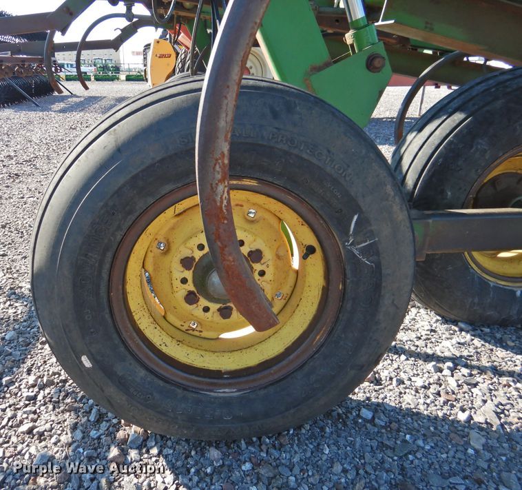 image for item DG1637 John Deere 610  chisel