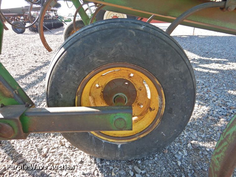 image for item DG1637 John Deere 610  chisel