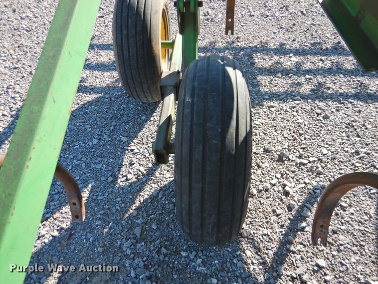 image for item DG1637 John Deere 610  chisel