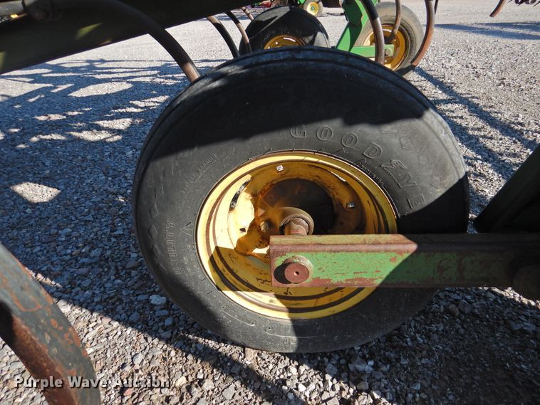 image for item DG1637 John Deere 610  chisel