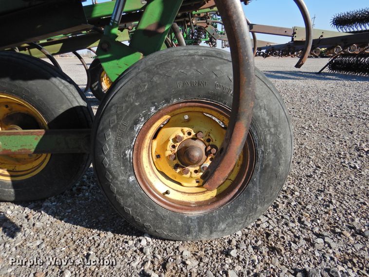 image for item DG1637 John Deere 610  chisel