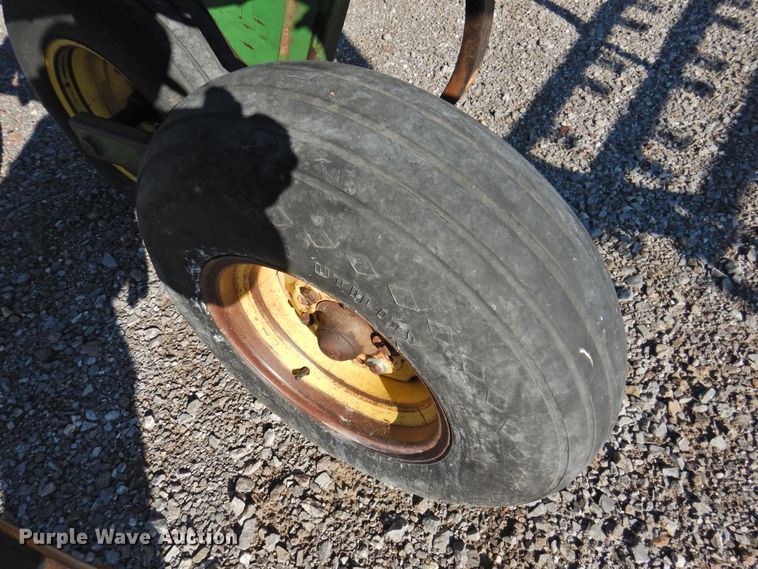 image for item DG1637 John Deere 610  chisel