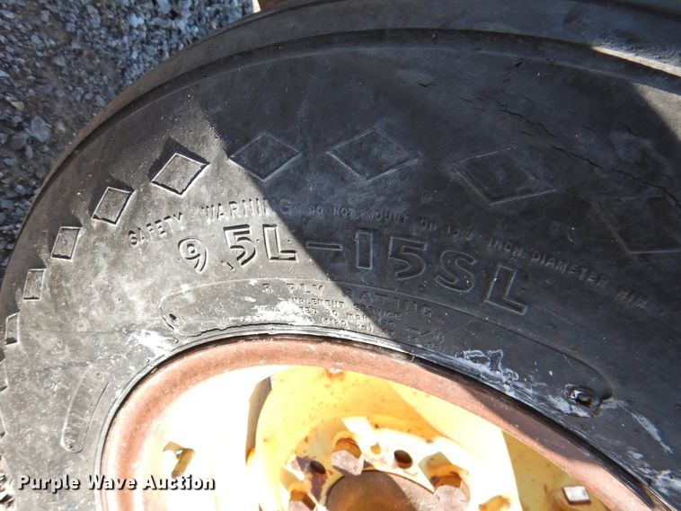 image for item DG1637 John Deere 610  chisel