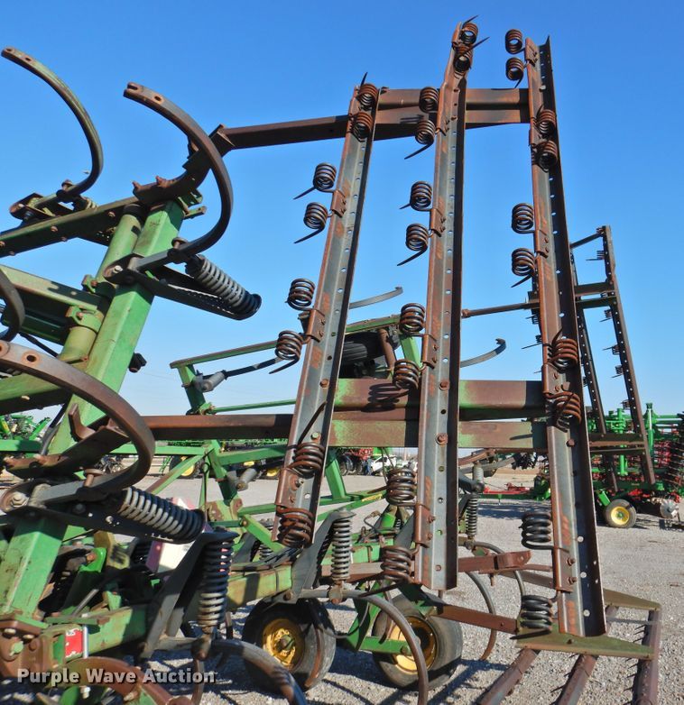 image for item DG1637 John Deere 610  chisel