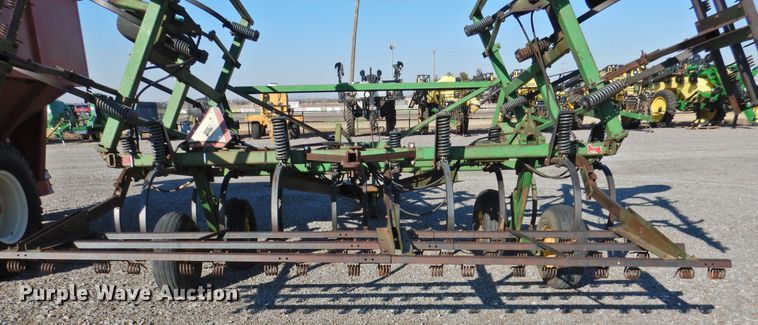 image for item DG1637 John Deere 610  chisel