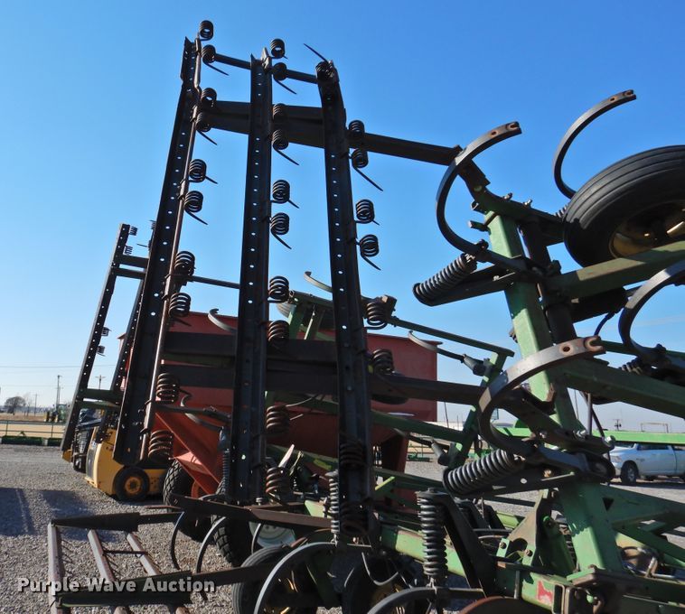 image for item DG1637 John Deere 610  chisel