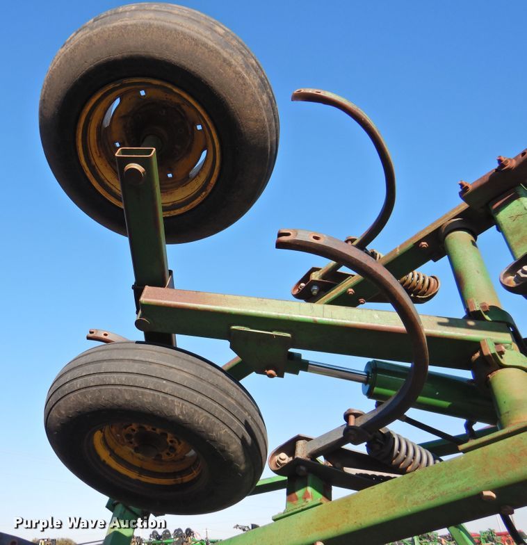 image for item DG1637 John Deere 610  chisel