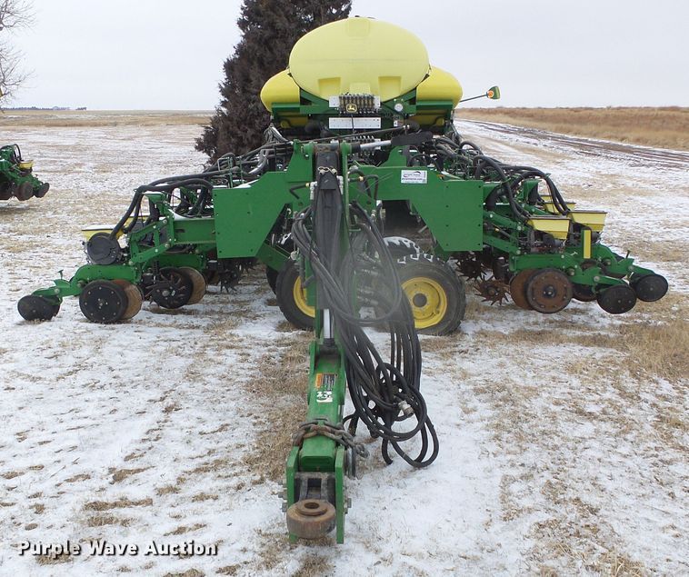 image for item DG8447 2015 John Deere DB60  no-till planter