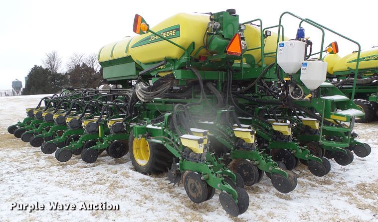 image for item DG8447 2015 John Deere DB60  no-till planter
