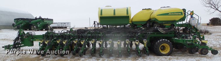 image for item DG8447 2015 John Deere DB60  no-till planter