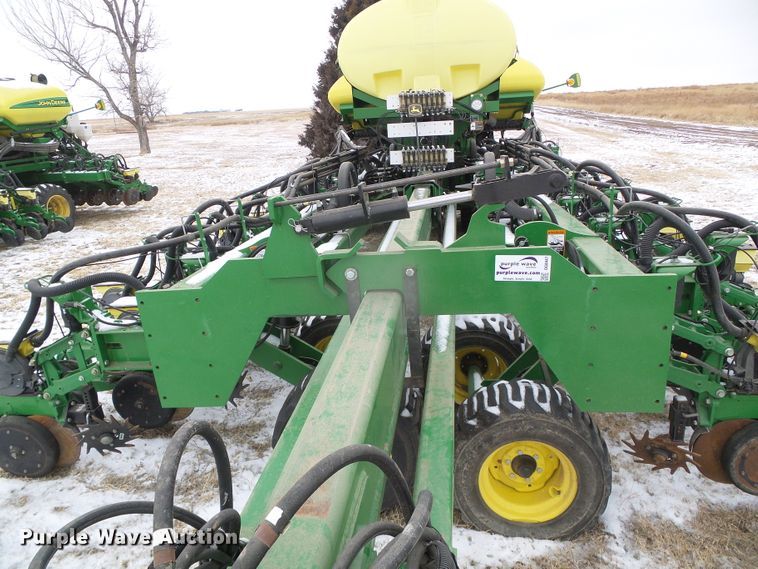 image for item DG8447 2015 John Deere DB60  no-till planter