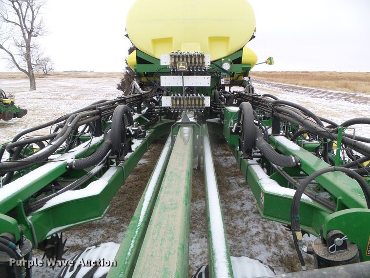 image for item DG8447 2015 John Deere DB60  no-till planter