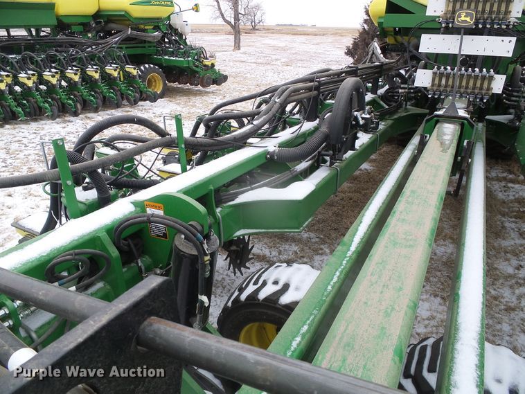 image for item DG8447 2015 John Deere DB60  no-till planter