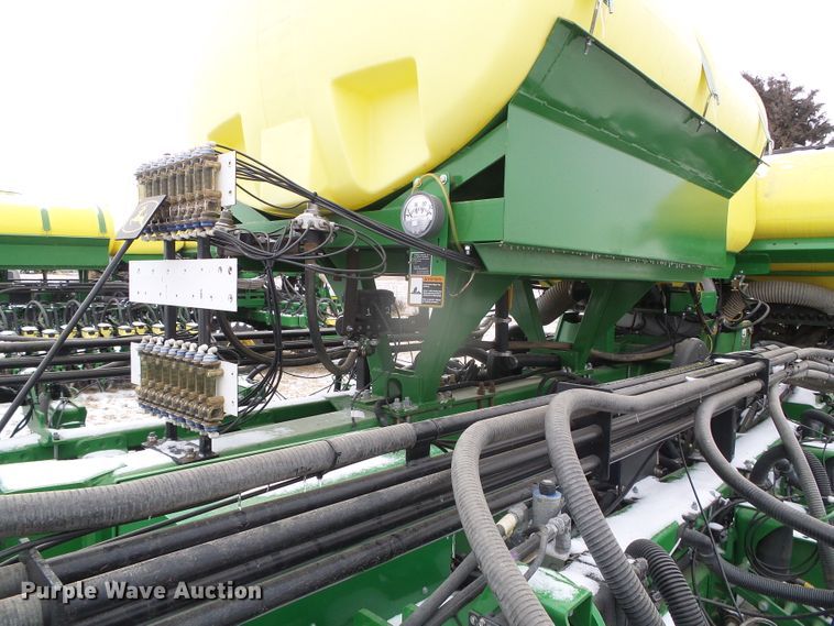 image for item DG8447 2015 John Deere DB60  no-till planter