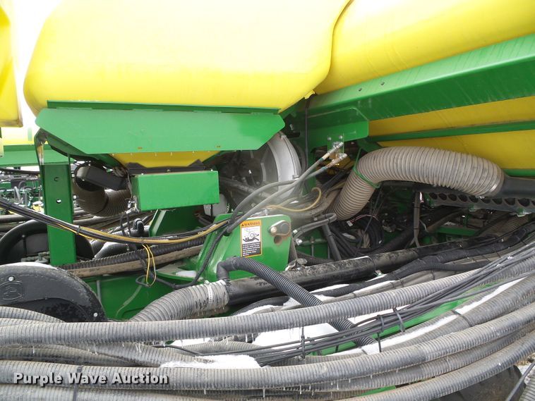 image for item DG8447 2015 John Deere DB60  no-till planter
