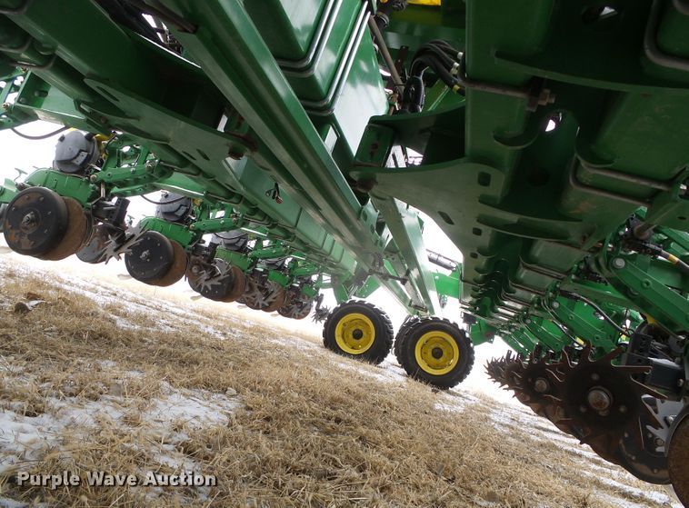 image for item DG8447 2015 John Deere DB60  no-till planter