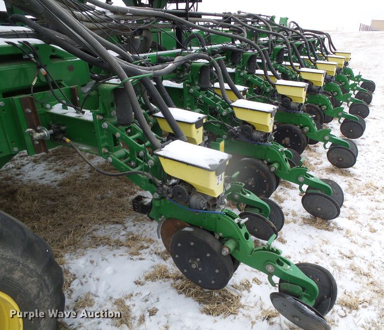 image for item DG8447 2015 John Deere DB60  no-till planter